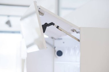 İçinde mutfak dolap çanak sahibi ile açılan cepheler ile temizleyelim. Mutfak dolaplarında sistemi ikiye katlanmış cephede doğrudan erişim için Kaldır.