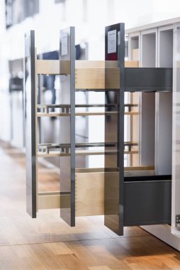 Çatal bıçak tepsisi ile açılmış mutfak çekmecesi. İki çekmece yüksek ön arkasında saklanacak. Akıllı depolama çözümü.