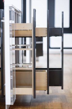 Çatal bıçak tepsisi ile açılmış mutfak çekmecesi. İki çekmece yüksek ön arkasında saklanacak. Akıllı depolama çözümü.