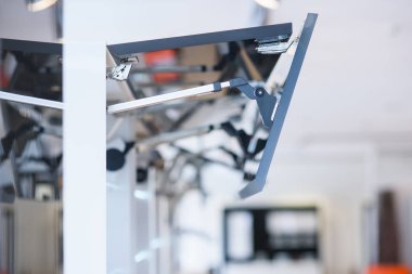 İçinde mutfak dolap çanak sahibi ile açılan cepheler ile temizleyelim. Mutfak dolaplarında sistemi ikiye katlanmış cephede doğrudan erişim için Kaldır.