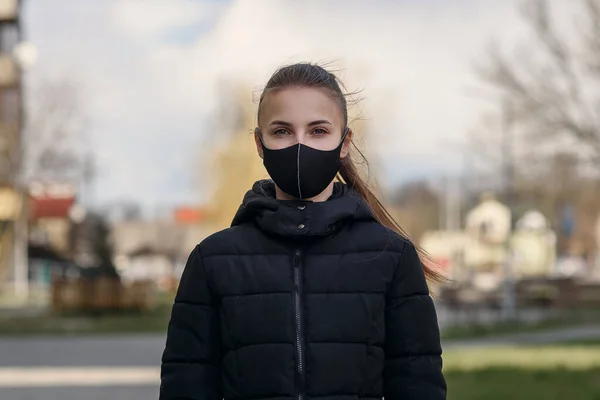 Женщина в маске из-за загрязнения воздуха или эпидемии вируса в городе — стоковое фото