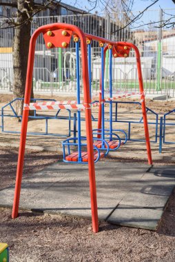 Çocukların oyun alanı kapalı ve küresel koronavirüs karantinası için alarm bandıyla sarılı. Oyun alanında çocuk yok. Koronavirüsün önlenmesi COVID-19.