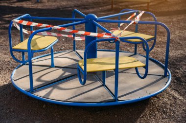 Çocukların oyun alanı kapalı ve küresel koronavirüs karantinası için alarm bandıyla sarılı. Oyun alanında çocuk yok. Koronavirüsün önlenmesi COVID-19.