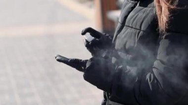 Coronavirus dünya salgını konsepti. Virüs enfeksiyonundan korunmak için kadın elleri dezenfeksiyon sıvısı püskürtüyor..