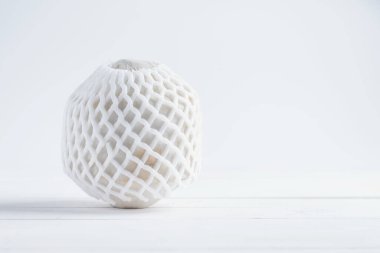 Beyaz ahşap arka planda tropik hindistan cevizi içmek.