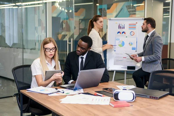 Profesionales hombres y mujeres de negocios internacionales en la sala de reuniones discutiendo el proyecto conjunto y la revisión de documentos de negocios. Concepto de trabajo en equipo empresarial . — Foto de Stock