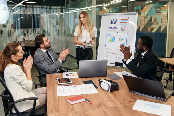 Compañeros amistosos están discutiendo su plan de negocios conjunto durante la jornada laboral . — Foto de Stock