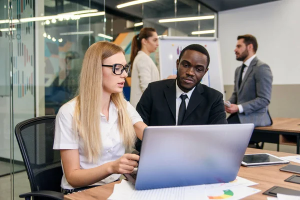 Crear una estrategia de desarrollo futuro para las empresas jóvenes progresistas. Agradable gente de negocios altamente calificada que discute las oportunidades para obtener mejores resultados de la empresa . — Foto de Stock