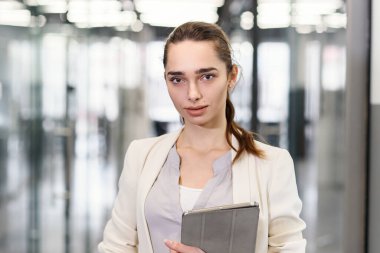 Modern ofis koridorunda tablet bilgisayarlı mutlu başarılı kadın..
