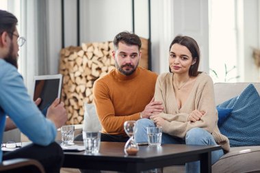 Kafkasyalı bir çift, psikologla sohbet ediyor. Terapi seansında..