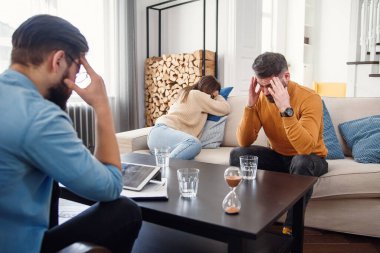 Sorunlar için birbirini suçlayan genç ve kavgacı bir çift, senin hatan olduğunu söylüyor, kimin haklı kimin haksız olduğunu, evlilikteki yanlış anlaşılmaları ve bencilliği psikologla tartışıyor..