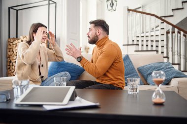 Sorunlar için birbirini suçlayan genç ve kavgacı bir çift, senin hatan olduğunu söylüyor, kimin haklı kimin haksız olduğunu, evlilikteki yanlış anlaşılmaları ve bencilliği psikologla tartışıyor..