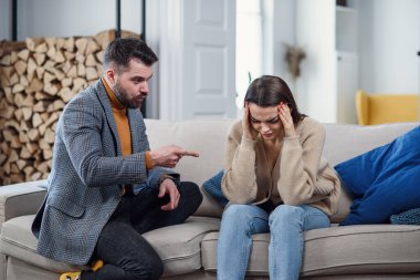 Zorluklar, çatışmalar ve aile kavramı - evde tartışan mutsuz çift.