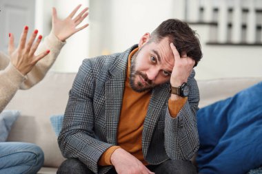 Gergin genç adam yatak odasında kız arkadaşını dinlememeye çalışıyor..