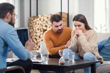 Aile psikologu resepsiyonunda sorunları olan genç bir çift..