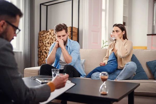 Young couple with problem on reception for family psychologist. — Stock Photo, Image