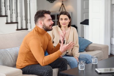 İnsanlar, ilişki sorunları, çatışma ve aile kavramı - evde tartışan mutsuz çift