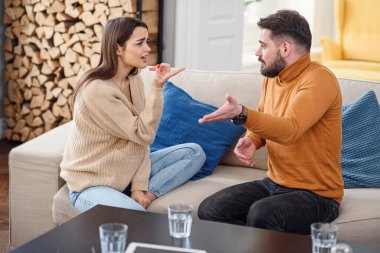 İnsanlar, ilişki sorunları, çatışma ve aile kavramı - evde tartışan mutsuz çift