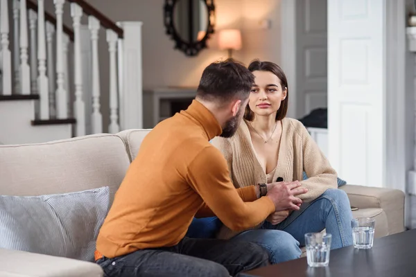 People, relationship difficulties, conflict and family concept - unhappy couple having argument at home — Stock Photo, Image