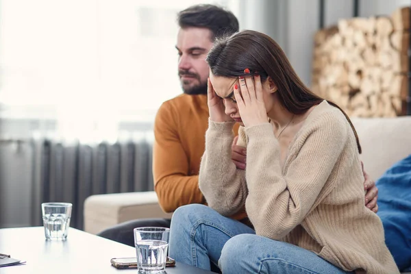 Istri yang penuh kasih mendukung suaminya yang depresi selama sesi psikoterapi dengan konselor, ruang kosong — Stok Foto