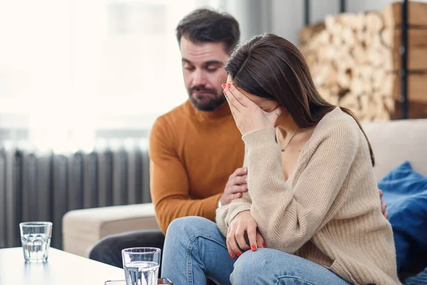 Istri yang penuh kasih mendukung suaminya yang depresi selama sesi psikoterapi dengan konselor, ruang kosong — Stok Foto