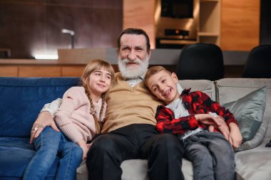 Büyükbabalar torunlarıyla oynuyorlar ve eğleniyorlar.