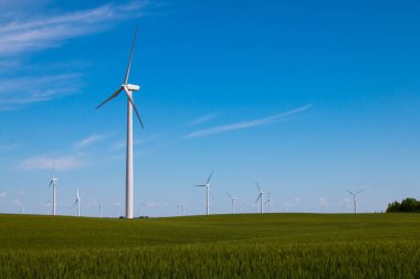 Mavi gökyüzü rüzgar türbini