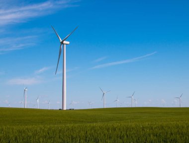 Mavi gökyüzü rüzgar türbini