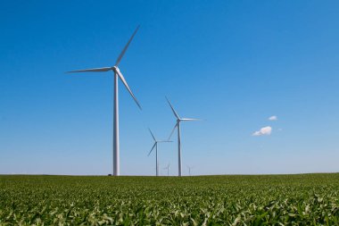 Mavi gökyüzü rüzgar türbini