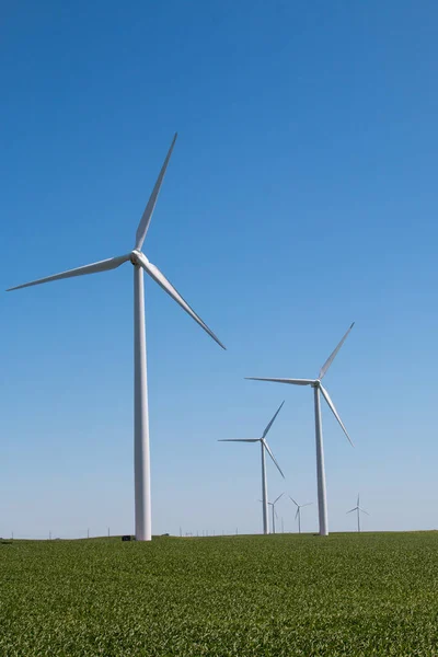 Windkraftanlage mit blauem Himmel — Stockfoto