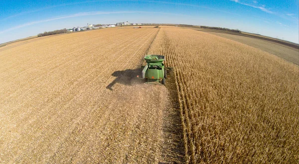 Vista aérea da colheita de um campo agrícola — Fotografia de Stock