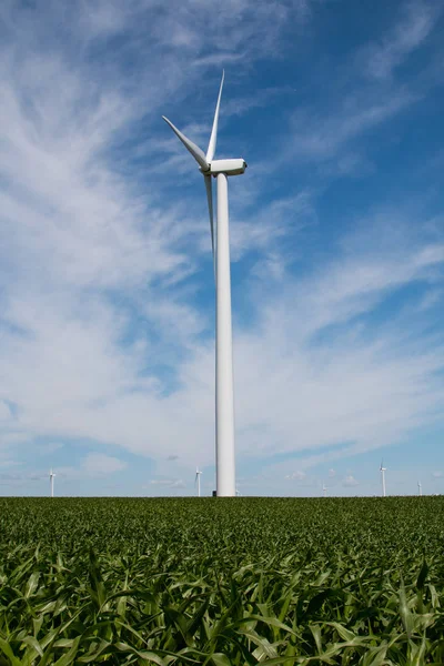 Windkraftanlage mit blauem Himmel — Stockfoto