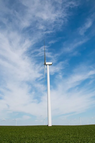 Windkraftanlage mit blauem Himmel — Stockfoto