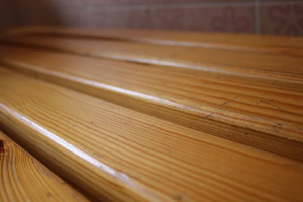 ahşap Bank bir cila ile kaplı. Dokulu yüzeyi