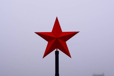 beyaz gökyüzü izole kırmızı yıldız