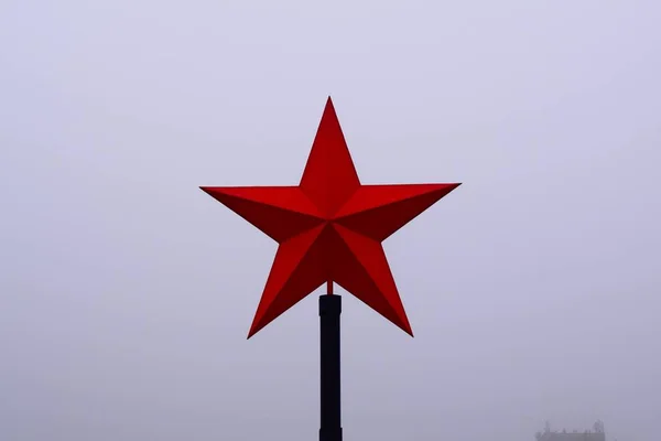 beyaz gökyüzü izole kırmızı yıldız