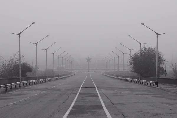 (sabahın erken saatlerinde boş yol)