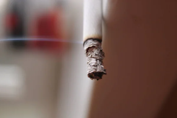 eşik kenarında için için yanan sigara