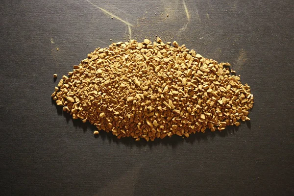 Kahve doku ile siyah arka plan üzerine bir avuç