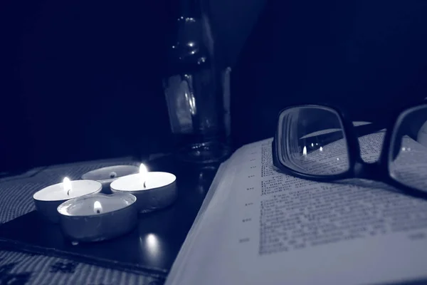 Kitap ve yanan mum siyah beyaz gözlük