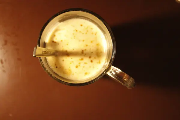 Onu bir kaşıkla sıcak kahve