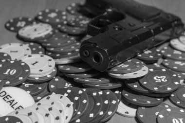 Tabanca ve poker fişleri, siyah ve beyaz oyun tablo