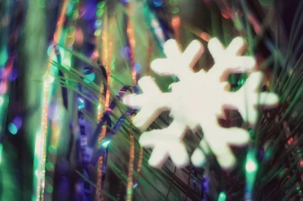 Noel ağacına Noel bir arka plan üzerinde bir kar tanesi şeklinde el sanatları closeup parıldıyor