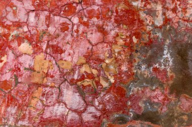 Çizik ve çatlaklarla dolu bir duvar parçası.