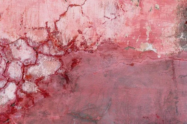 Çizik ve çatlaklarla dolu bir duvar parçası.