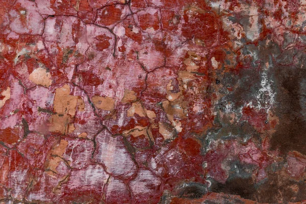 Çizik ve çatlaklarla dolu bir duvar parçası.