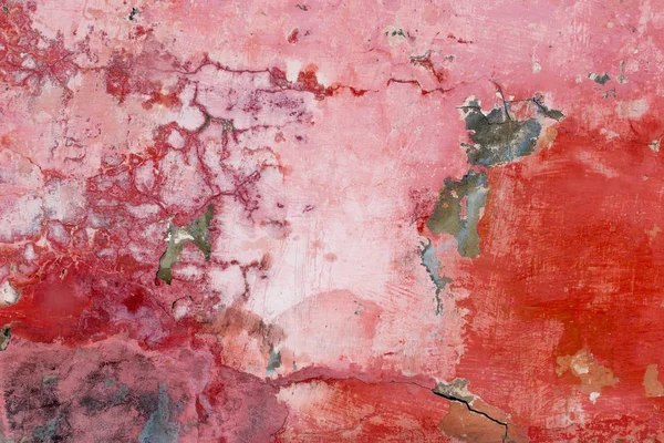 Çizik ve çatlaklarla dolu bir duvar parçası.