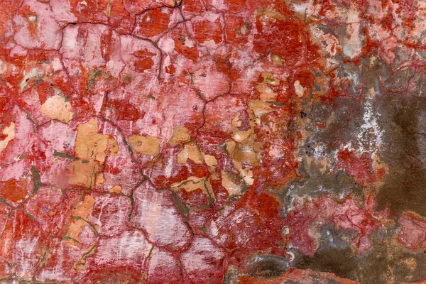 Çizik ve çatlaklarla dolu bir duvar parçası.