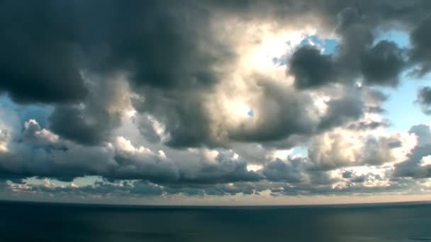 Epikus viharos idő telik el felhők a tenger felett — Stock videók