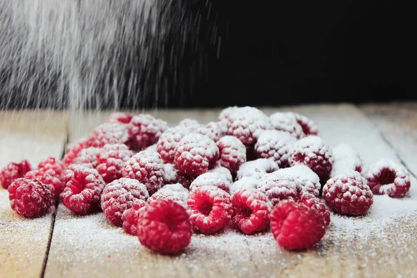 Masanın üzerine çilek